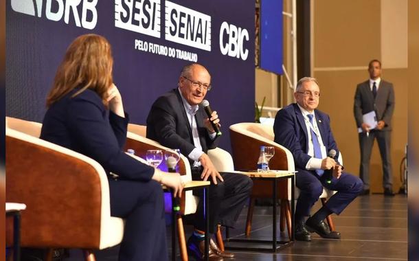 Geraldo Alckmin (com microfone) em Brasília durante evento da Câmara Brasileira da Indústria da Construção