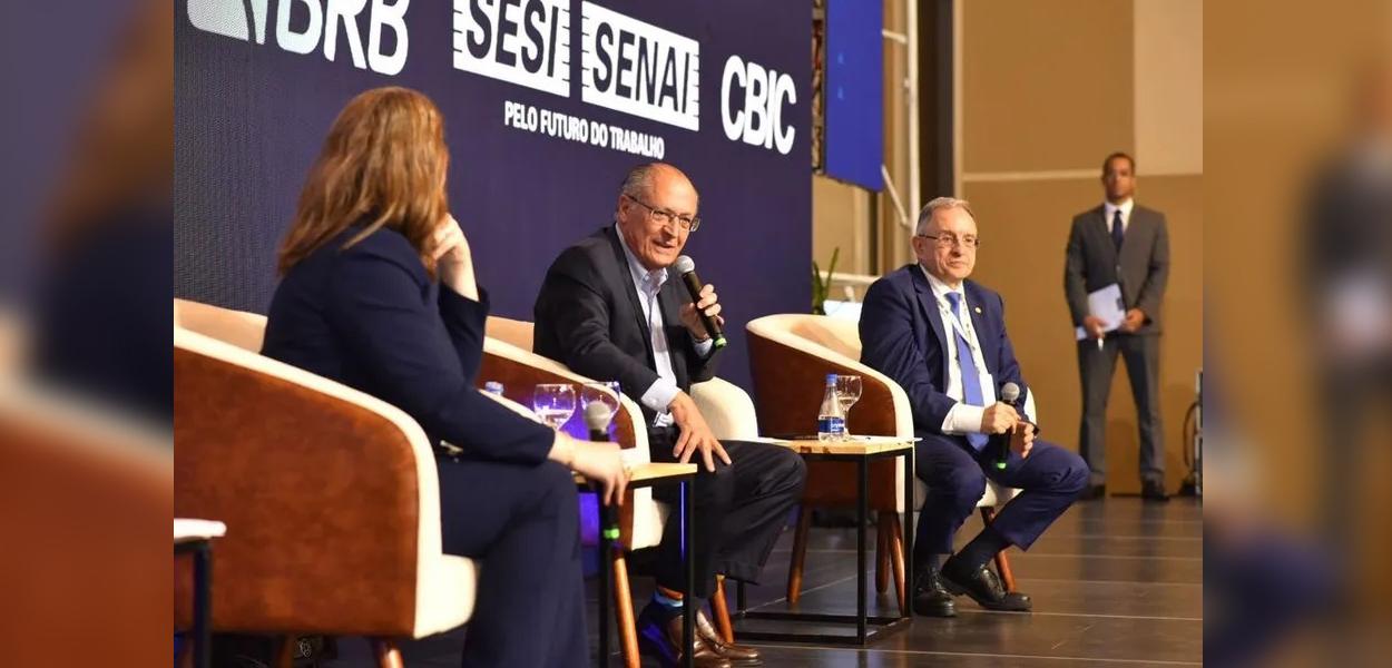 Geraldo Alckmin (com microfone) em Brasília durante evento da Câmara Brasileira da Indústria da Construção