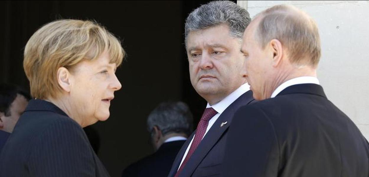 Angela Merkel, Petro Poroshenko e Vladimir Putin em 6 de junho de 2014