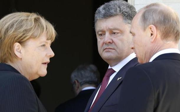 Angela Merkel, Petro Poroshenko e Vladimir Putin em 6 de junho de 2014