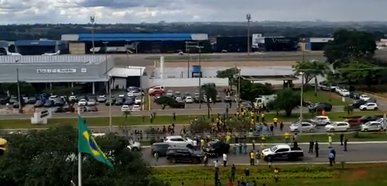 Bolsonaristas golpistas bloqueiam pistas de acesso ao aeroporto de Brasília - 08.12.2022