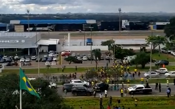 Bolsonaristas golpistas bloqueiam pistas de acesso ao aeroporto de Brasília - 08.12.2022