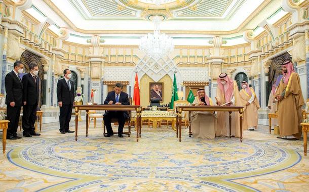 O rei saudita Salman bin Abdulaziz e o presidente chinês Xi Jinping assinam documentos durante uma reunião em Riad