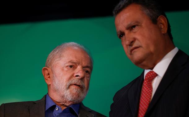 Presidente diplomado Lula ao lado do futuro ministro da Casa Civil, Rui Costa