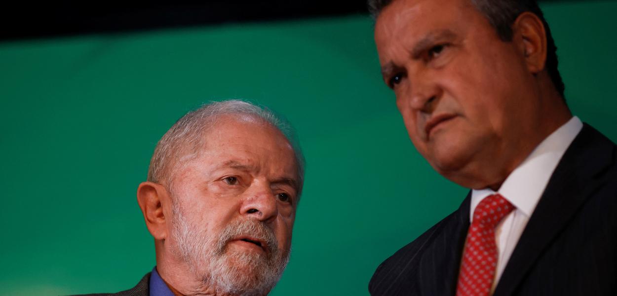 Presidente diplomado Lula ao lado do futuro ministro da Casa Civil, Rui Costa