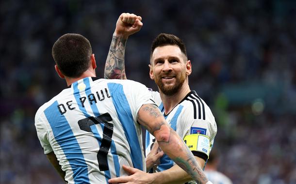 Lionel Messi comemora gol na vitória da Argentina sobre a Holanda na Copa do Catar