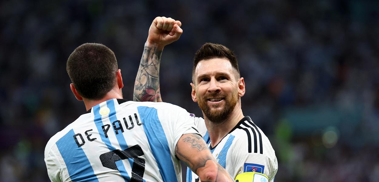 Lionel Messi comemora gol na vitória da Argentina sobre a Holanda na Copa do Catar