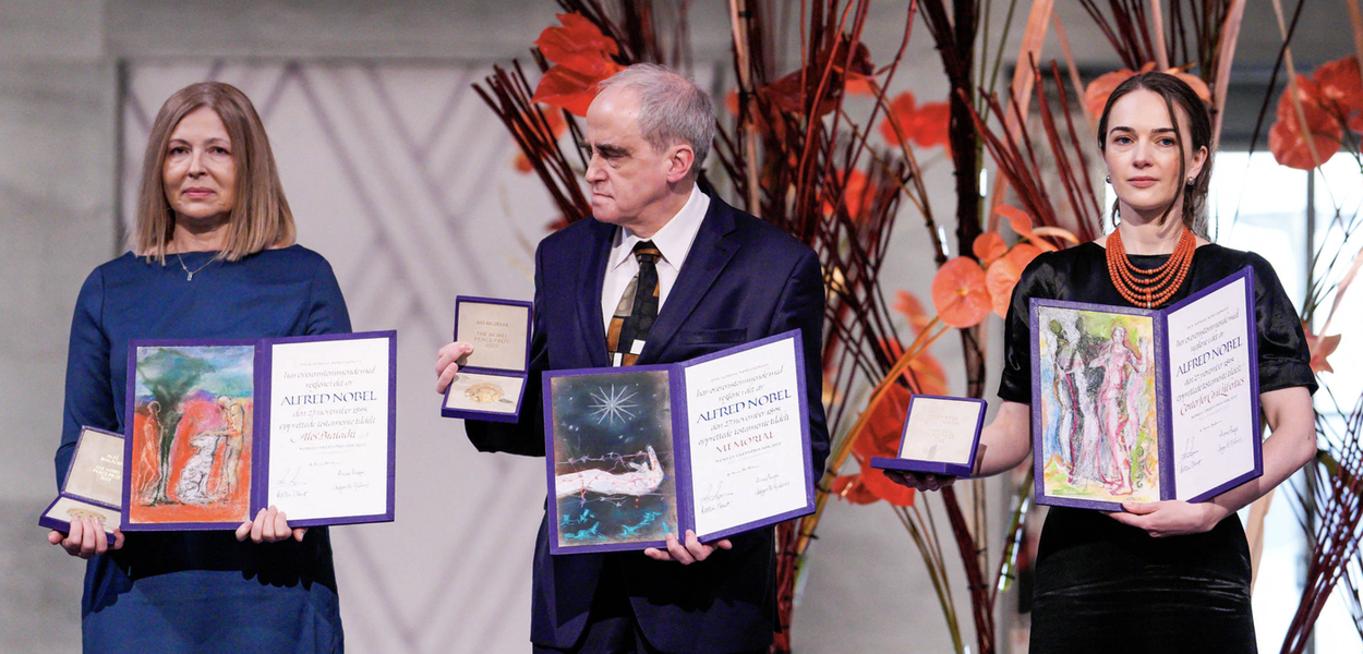 Natalia Pintchuk (à esq.), que recebe o prêmio em nome de seu marido preso, Ales Bialiatski; Ian Ratchinski, da ONG Memorial; e Oleksandra Matviichuk, da ONG CCL