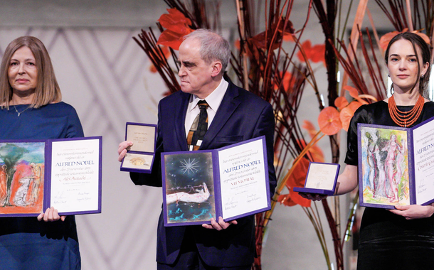 Natalia Pintchuk (à esq.), que recebe o prêmio em nome de seu marido preso, Ales Bialiatski; Ian Ratchinski, da ONG Memorial; e Oleksandra Matviichuk, da ONG CCL