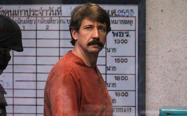 Viktor Bout da Rússia é escoltado por um membro da unidade especial da polícia ao chegar a um tribunal criminal em Bangcoc, em 4 de outubro de 2010.
