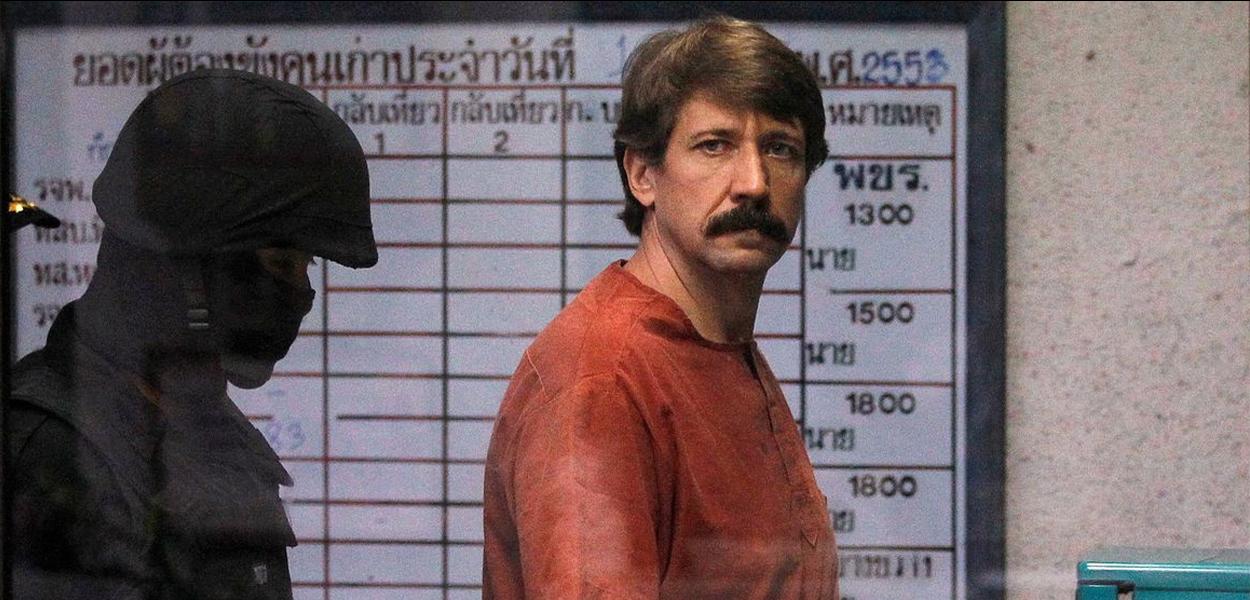 Viktor Bout da Rússia é escoltado por um membro da unidade especial da polícia ao chegar a um tribunal criminal em Bangcoc, em 4 de outubro de 2010.