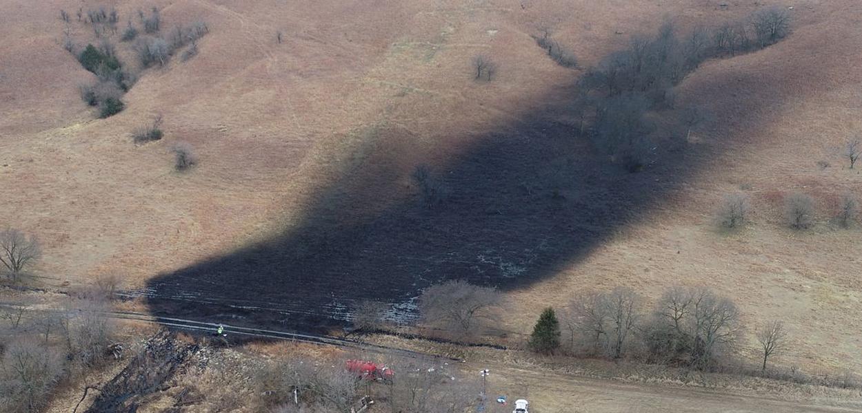 Equipes de emergência trabalham para limpar o maior derramamento de petróleo bruto dos EUA em quase uma década. Kansas, EUA, 9.12.2022