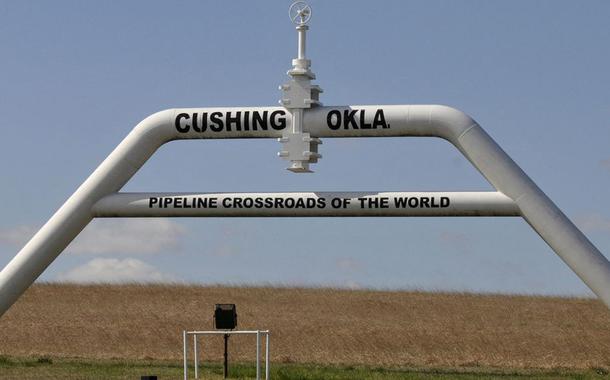 Uma placa construída a partir de um oleoduto que diz "encruzilhada de oleodutos do mundo" dá as boas-vindas aos visitantes da cidade em Cushing, Oklahoma, em 24 de março de 2016