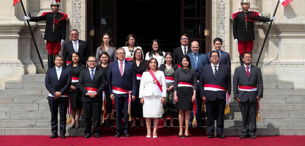 Dina Boluarte, que assumiu a Presidência do Peru após a deposição de seu antecessor Pedro Castillo, posa com seu novo gabinete ,10.12.2022