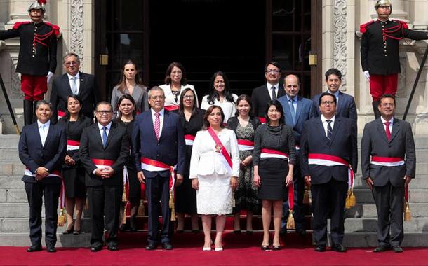 Dina Boluarte, que assumiu a Presidência do Peru após a deposição de seu antecessor Pedro Castillo, posa com seu novo gabinete ,10.12.2022