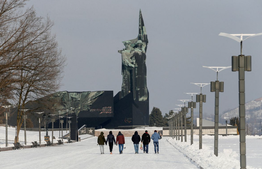 Pessoas caminham em direção a um monumento aos Libertadores de Donbass, em Donetsk, 27/01/2022