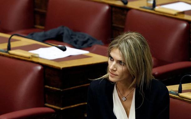 A legisladora Eva Kaili é vista no parlamento em Atenas em 4 de novembro de 2011, antes de um voto de confiança