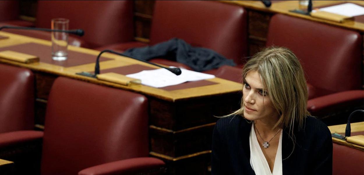 A legisladora Eva Kaili é vista no parlamento em Atenas em 4 de novembro de 2011, antes de um voto de confiança