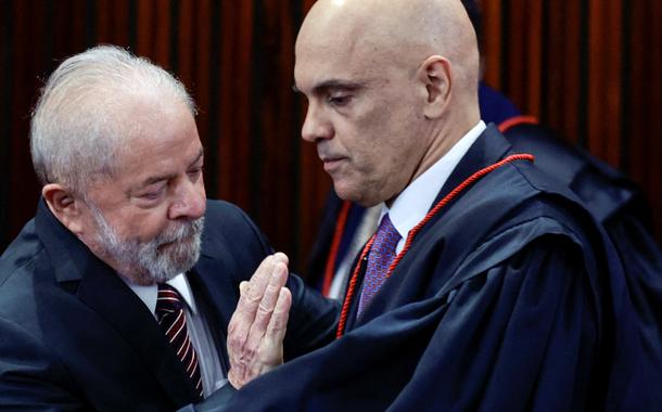 Luiz Inácio Lula da Silva (à esq.) sendo diplomado pelo presidente do TSE, Alexandre de Moraes