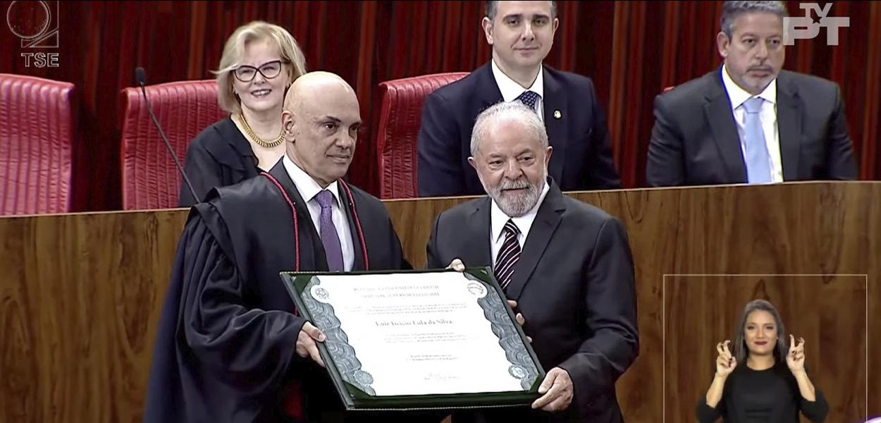 Luiz Inácio Lula da Silva recebe diploma de presidente da República do ministro Alexandre e Moraes - 12.12.2022