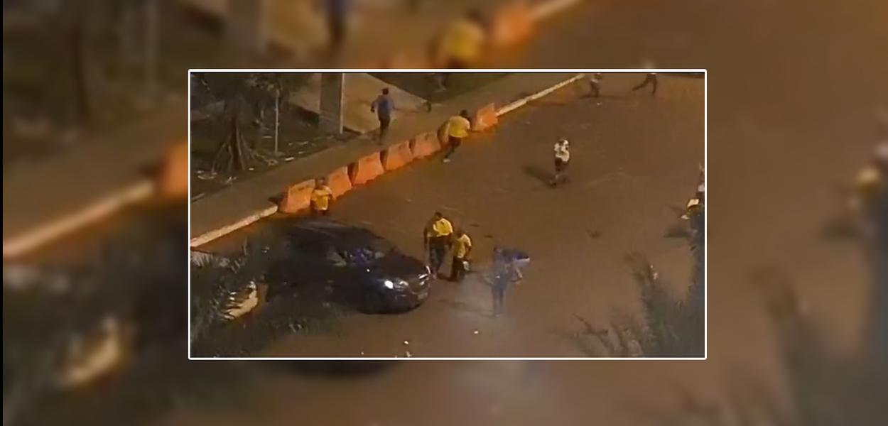 Bolsonaristas tentam depredar um carro em Brasília (DF), na noite da última segunda-feira (12)