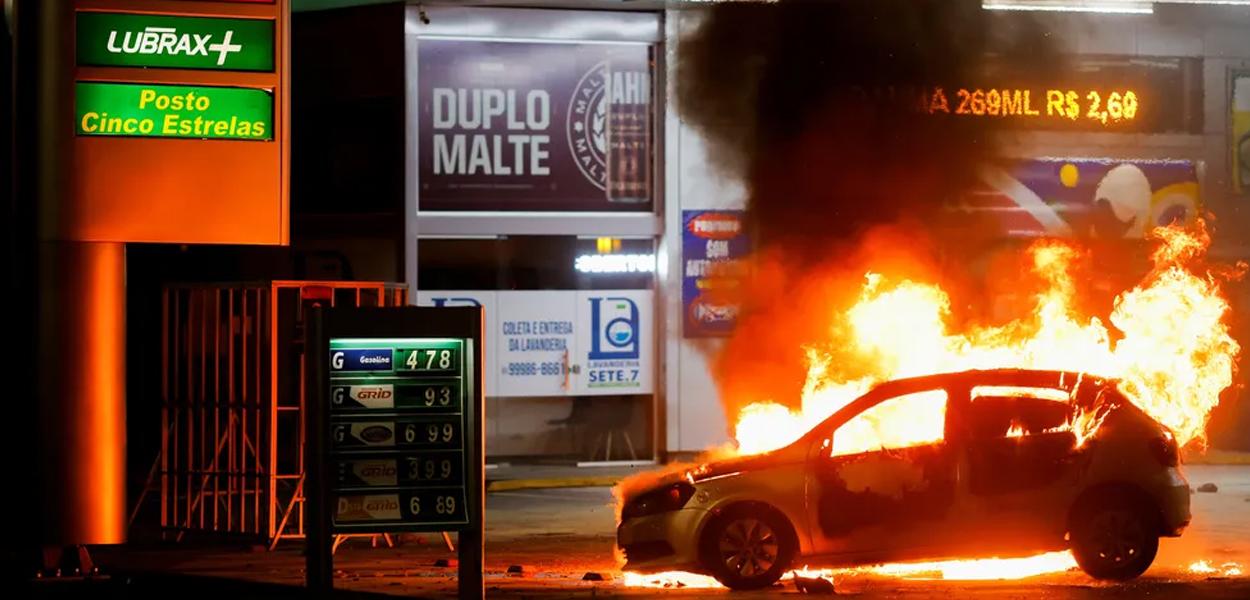 Carro é incendiado em frente a posto de gasolina na noite desta segunda-feira (12), em Brasília.