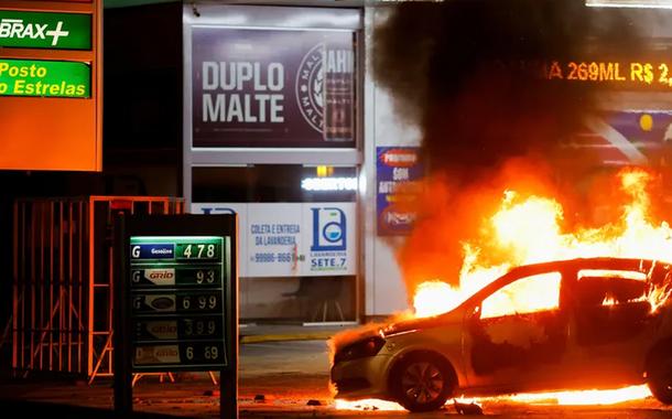 Carro é incendiado em frente a posto de gasolina na noite desta segunda-feira (12), em Brasília.