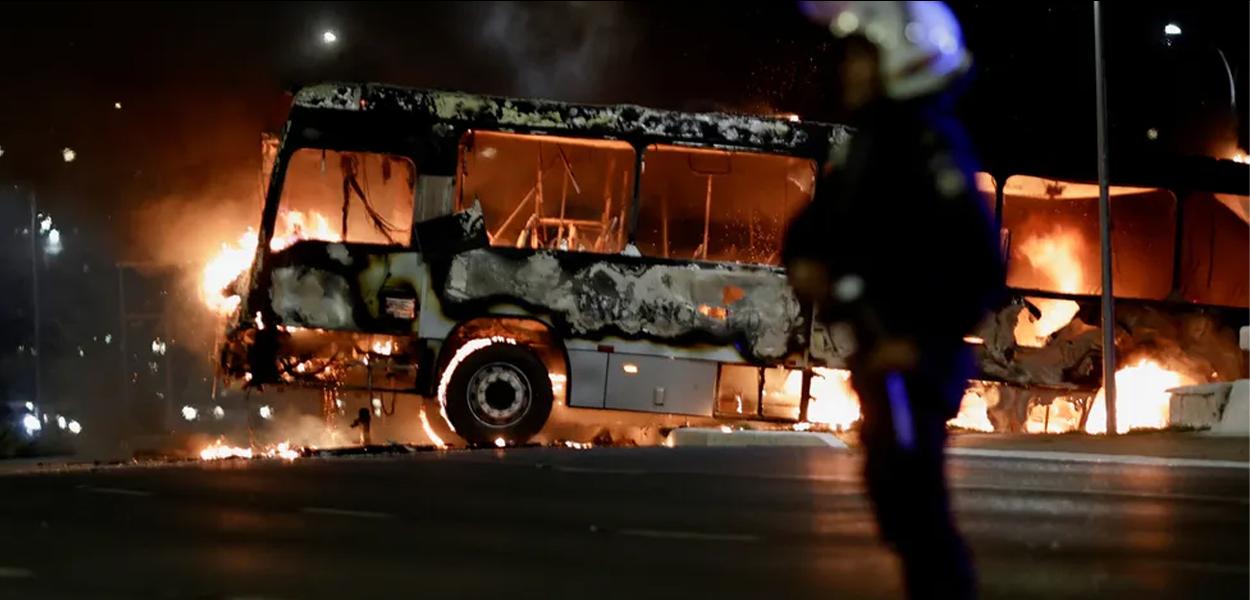 Ônibus incendiado em Brasília na noite desta segunda-feira (12)