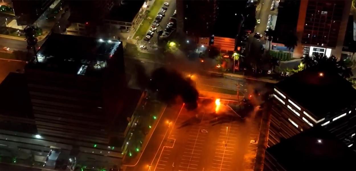 Bolsonaristas radicais tentam invadir prédio da PF e incendeiam carros e ônibus