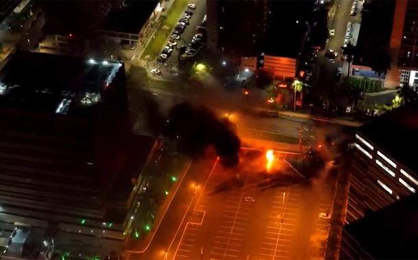 Bolsonaristas radicais tentam invadir prédio da PF e incendeiam carros e ônibus