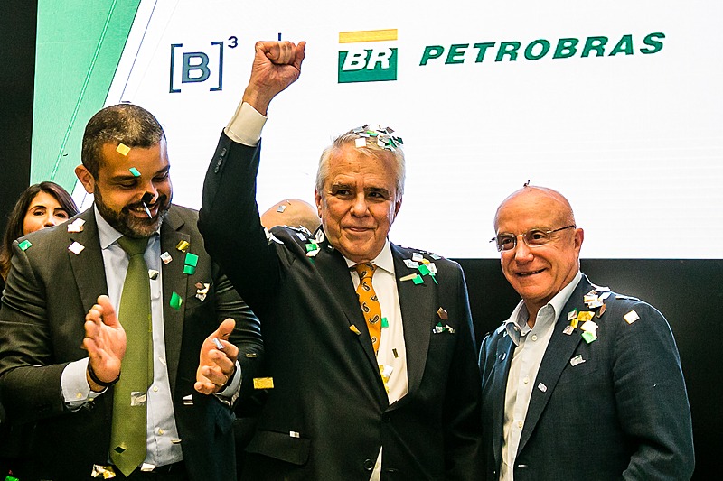 Castello Branco (centro) comemora venda de ações da Petrobras que pertenciam à União