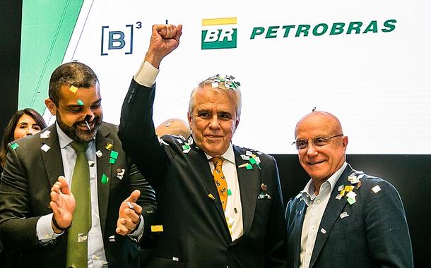 Castello Branco (centro) comemora venda de ações da Petrobras que pertenciam à União