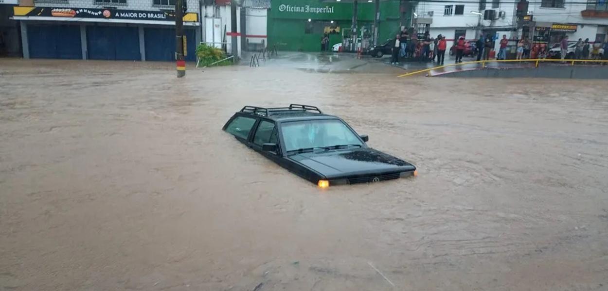 Veículo ilhado em Petrópolis