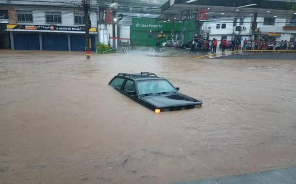Veículo ilhado em Petrópolis