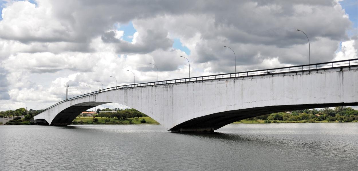 Ponte Honestino Guimarães, em Brasília