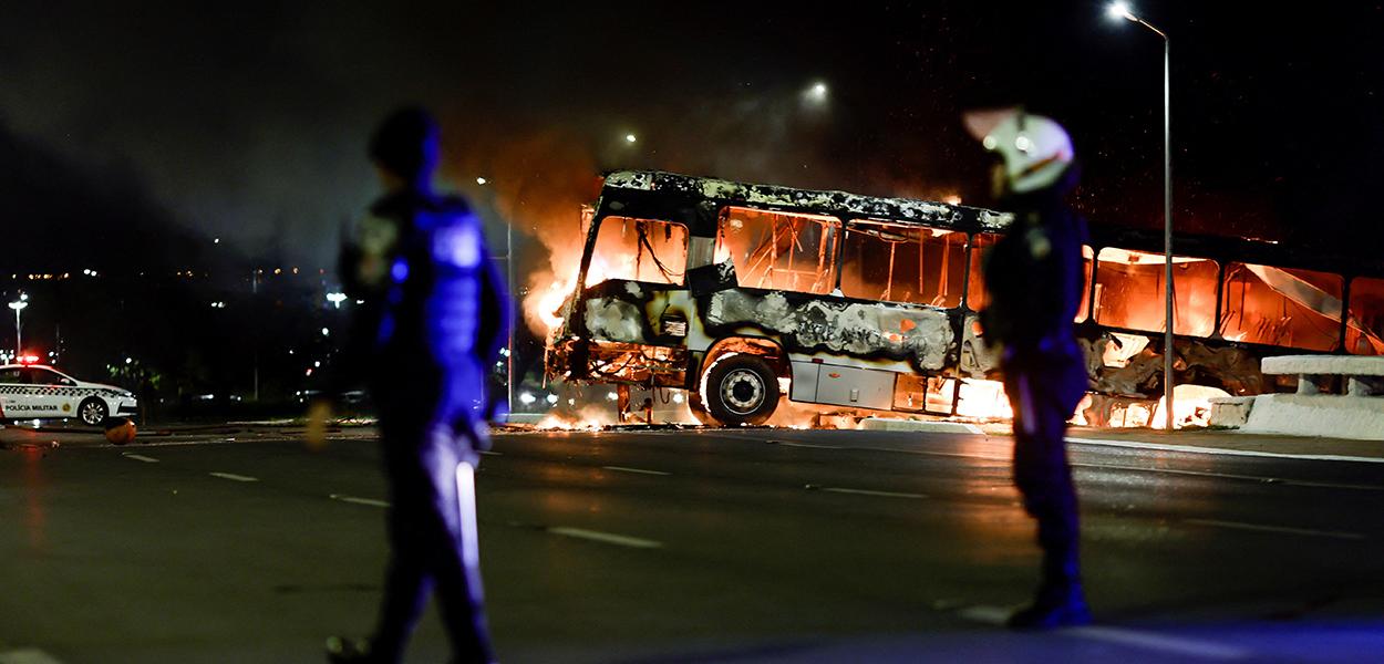 Ônibus queimados por manifestantes bolsonaristas em Brasília 12/12/2022