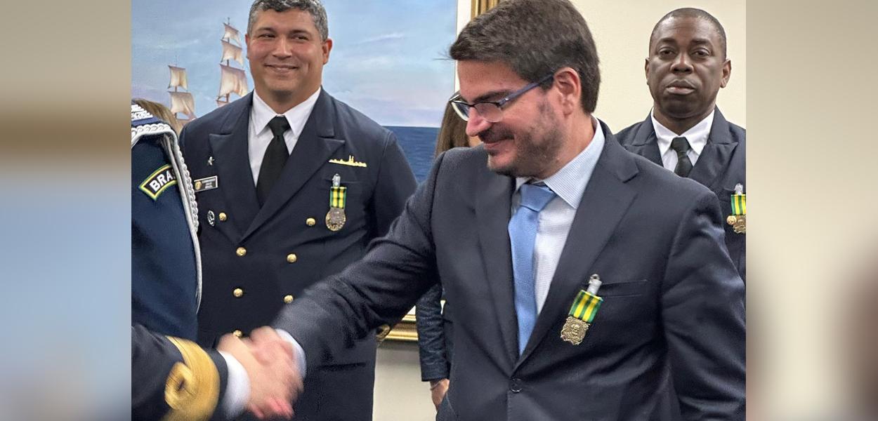 Constantino recebe medalha da Marinha