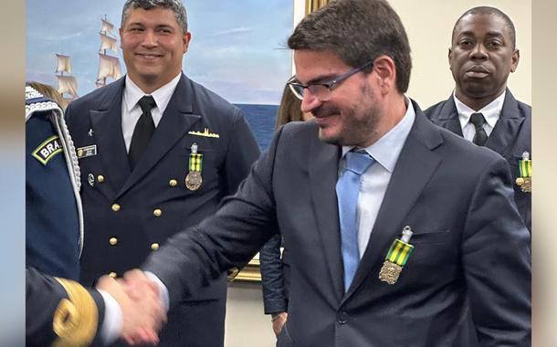 Constantino recebe medalha da Marinha