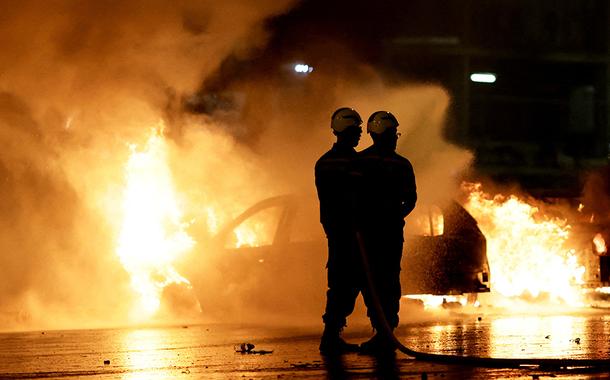 Bombeiros tentam controlar fogo de carro incendiado durante atos de violência em Brasília