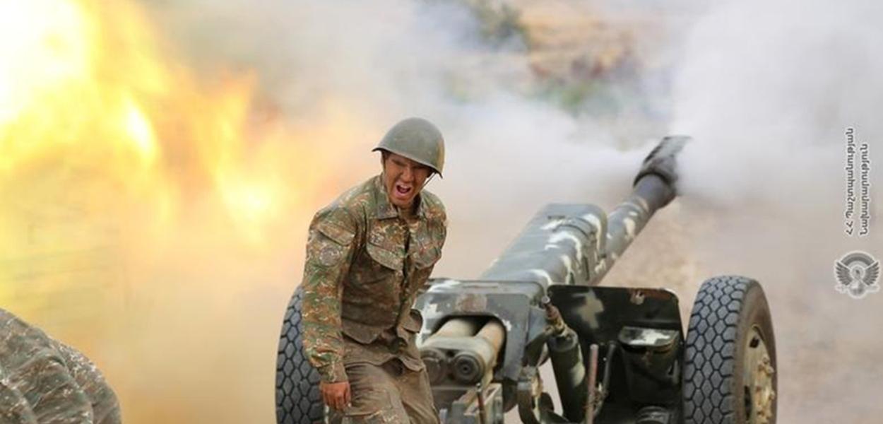 Um soldado de etnia armênia dispara uma peça de artilharia durante a luta com as forças do Azerbaijão na região separatista de Nagorno-Karabakh, em setembro de 2020
