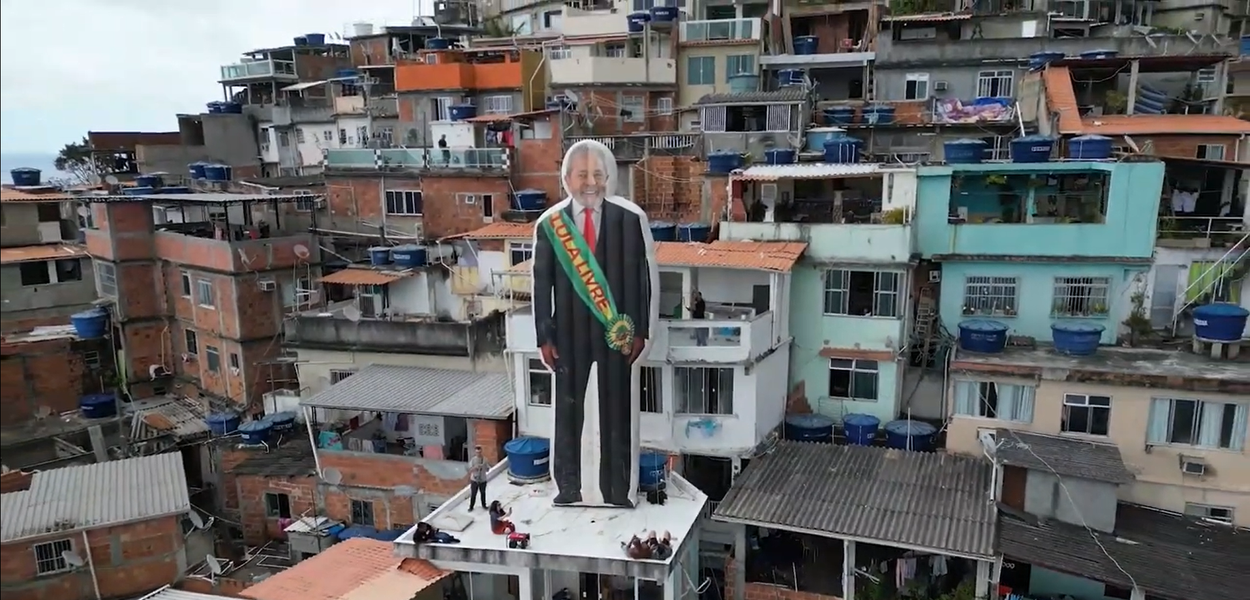 Lula Gigante, boneco inflável de Lula, em favela no Rio