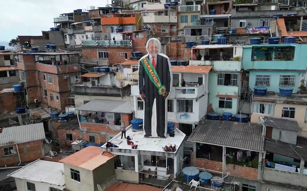 Lula Gigante, boneco inflável de Lula, em favela no Rio