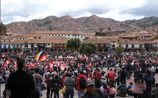 Manifestantes se reúnem em Cuzco em meio ao estado de emergência no Peru