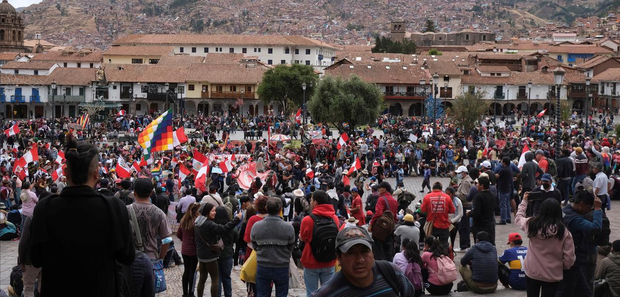 Manifestantes se reúnem em Cuzco em meio ao estado de emergência no Peru