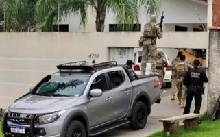 Além da prisão dos envolvidos, a PF ainda apreendeu nove armas, seis aparelhos eletrônicos e 300 munições de diferentes calibres