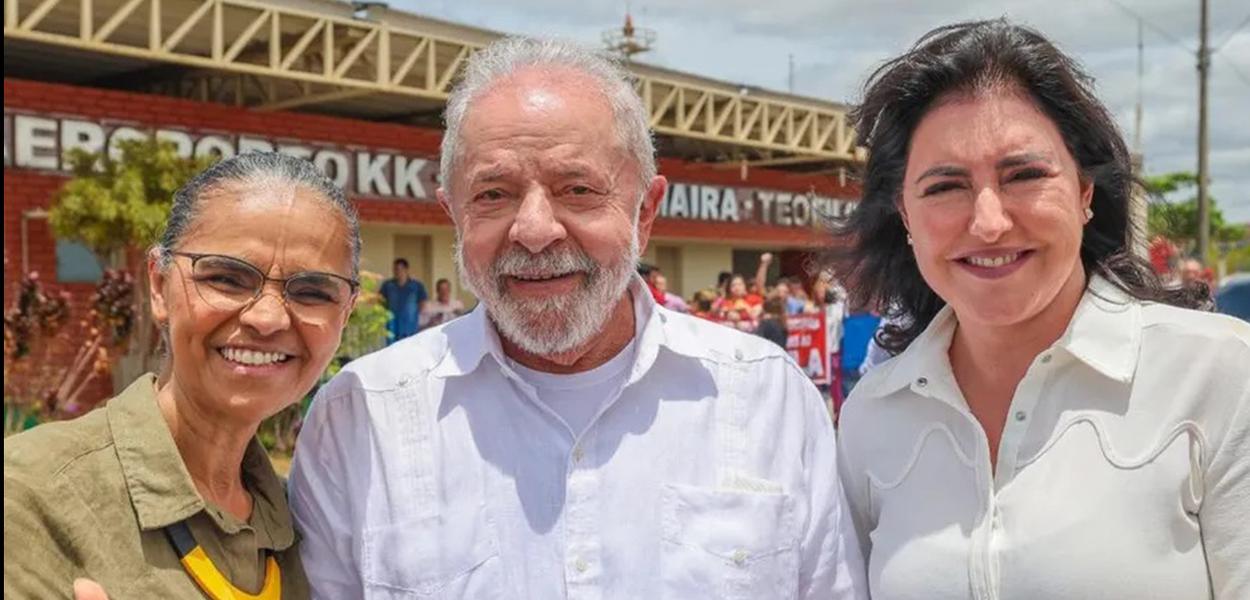 Da esq. para a dir.: Marina Silva, o presidente eleito Luiz Inácio Lula da Silva e Simone Tebet, durante evento de campanha no município de Teófilo Otoni (MG)