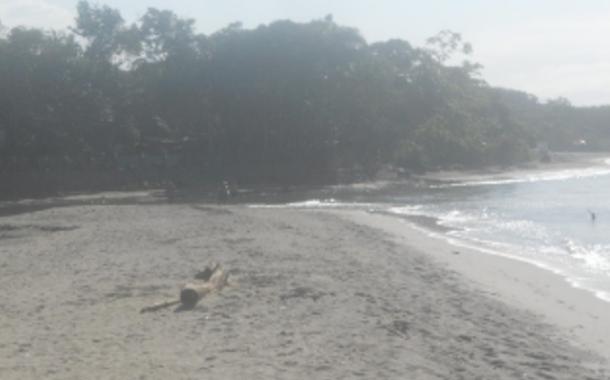 Desembocadura do Rio Indaiá, separando as praias do Perequê Açu e da Barra Seca, localizadas em Ubatuba no Litoral Norte de SP