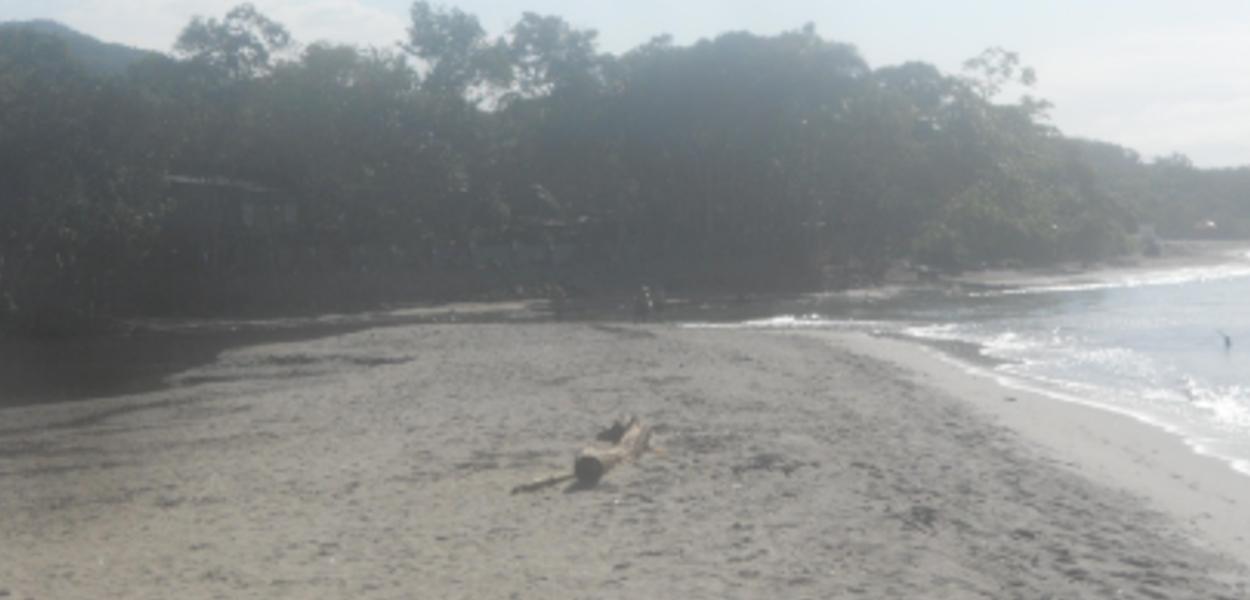 Desembocadura do Rio Indaiá, separando as praias do Perequê Açu e da Barra Seca, localizadas em Ubatuba no Litoral Norte de SP