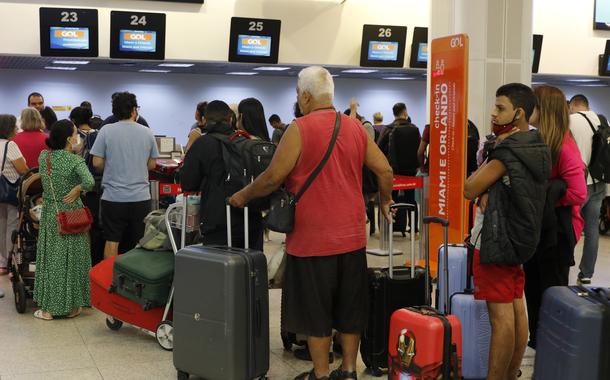 Movimento de passageiros no Aeroporto Santos Dumont no primeiro dia de greve dos aeronautas