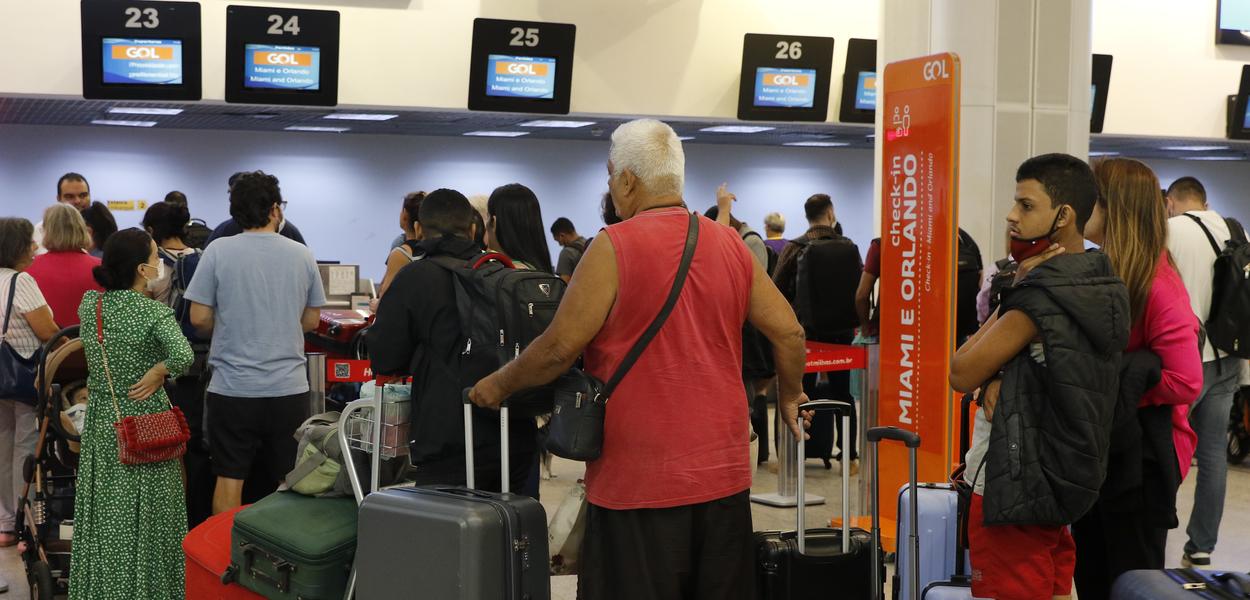 Movimento de passageiros no Aeroporto Santos Dumont (RJ) no primeiro dia de greve dos aeronautas